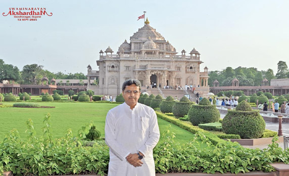 Tripura CM Dr. Manik Saha visits Swaminarayan Akshardham Temple, Gandhinagar.